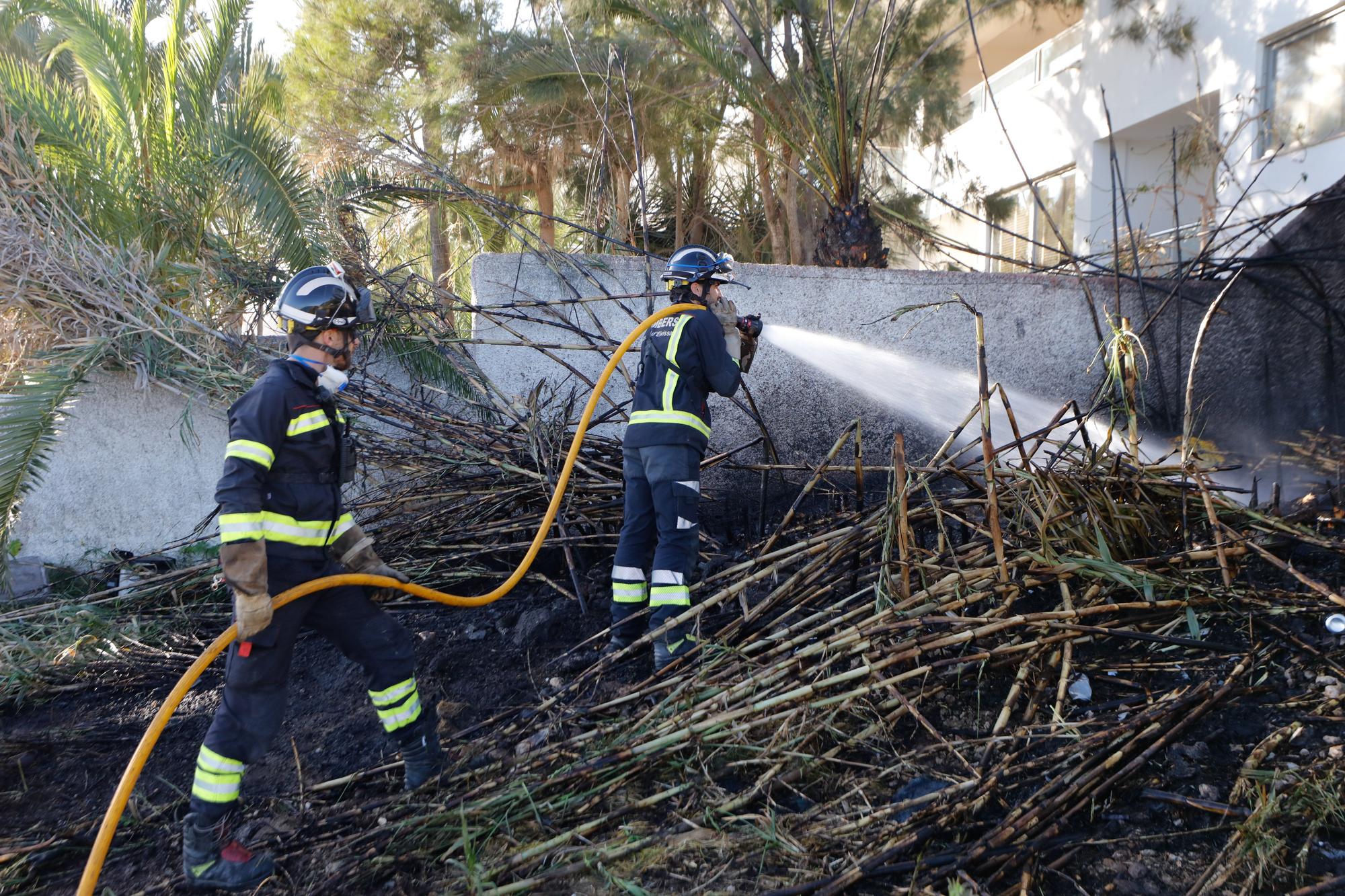 Incendio en un asentamiento junto a un hotel en Ibiza