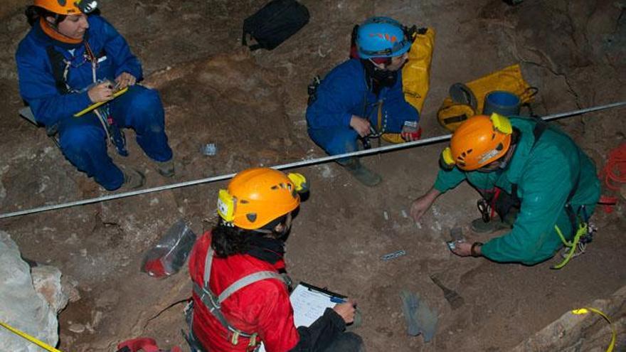 Arqueólogos trabajando en el Sistema de las Hediondas.