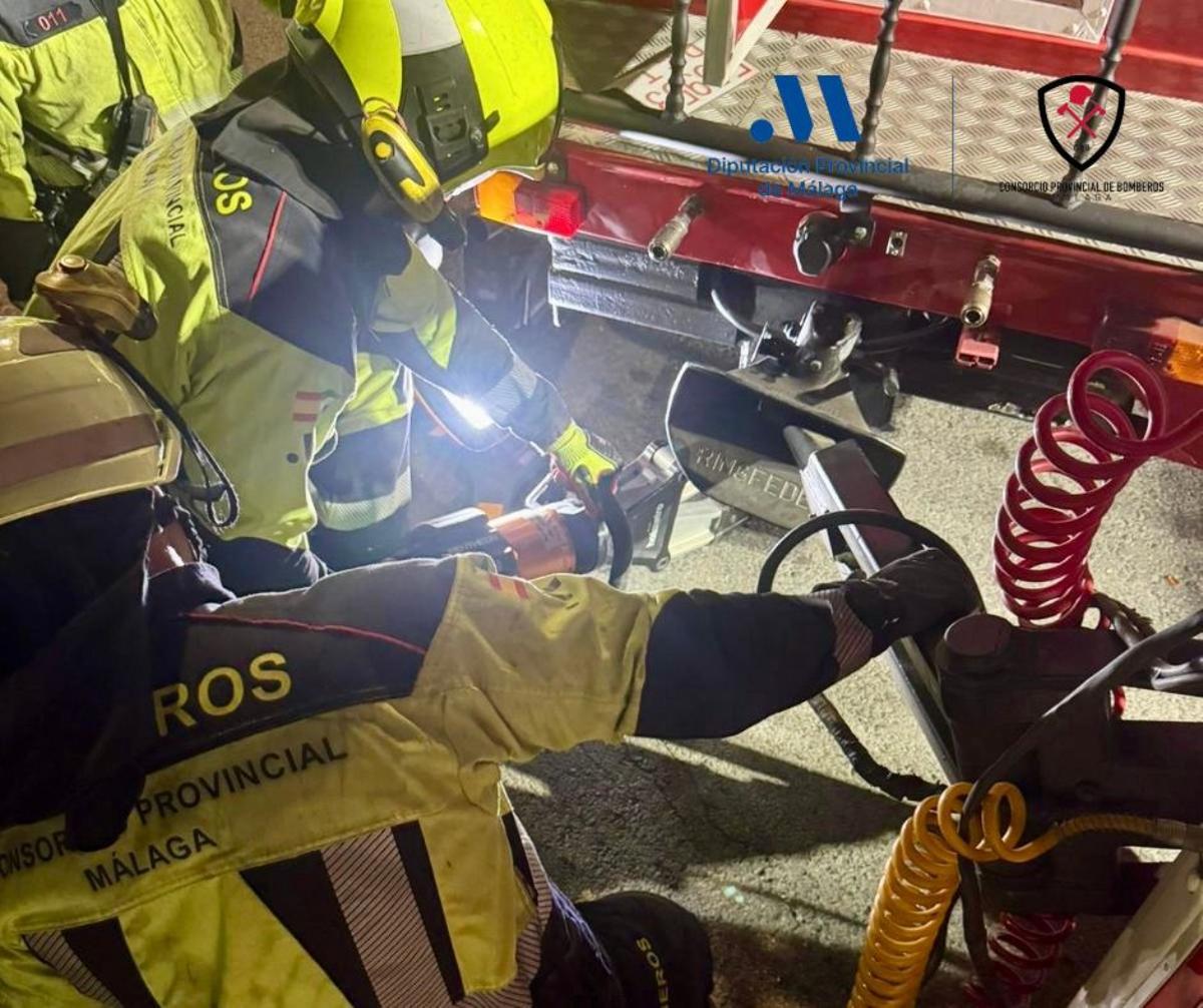 Actuación de los bomberos en el vagón siniestrado.