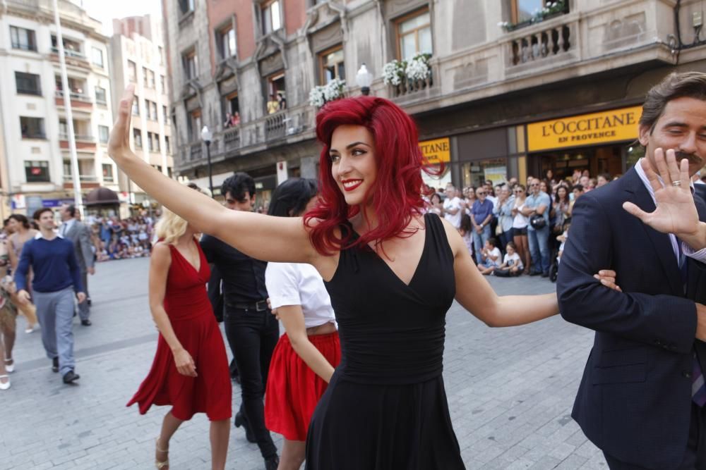 Los artistas del musical "Dirty dancing" hacen una exhibición en la calle en Gijón.