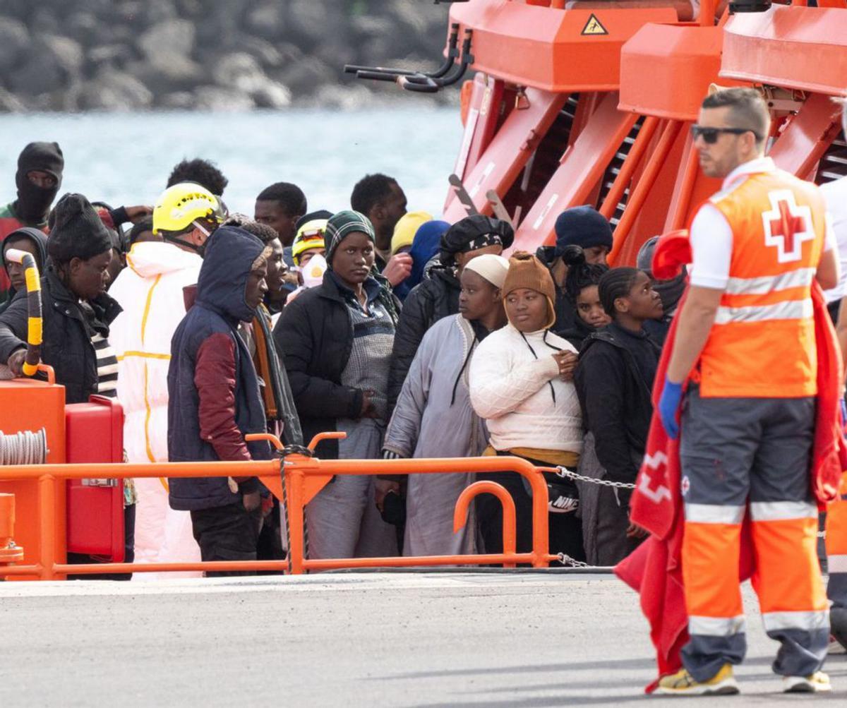 El Govern i Podem acorden regularitzar mig milió de migrants