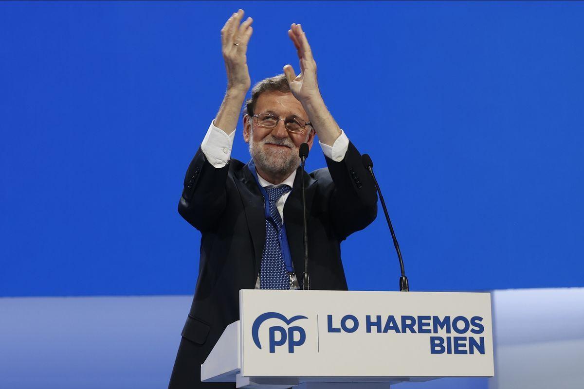 Mariano Rajoy, este viernes, en el Palacio de Congresos de Sevilla, aplaude a sus compañeros del PP.