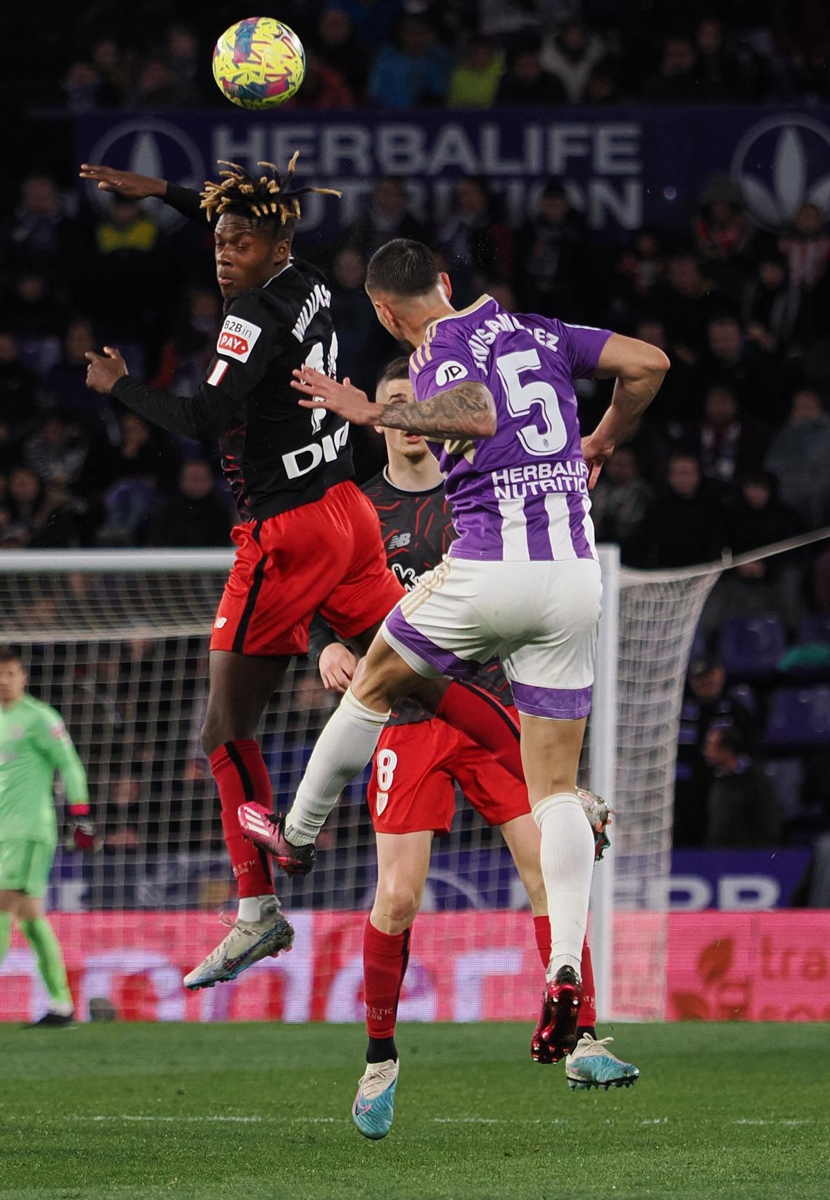 VALLADOLID. 17/03/2023. El delantero del Athletic Club, Nico Williams (i), remata el balón ante el defensa del Valladolid, Javier Sánchez, durante el encuentro correspondiente a la jornada 26 de primera división disputado hoy viernes en el estadio José Zorrilla, en la capital pucelana. EFE / R. GARCÍA.