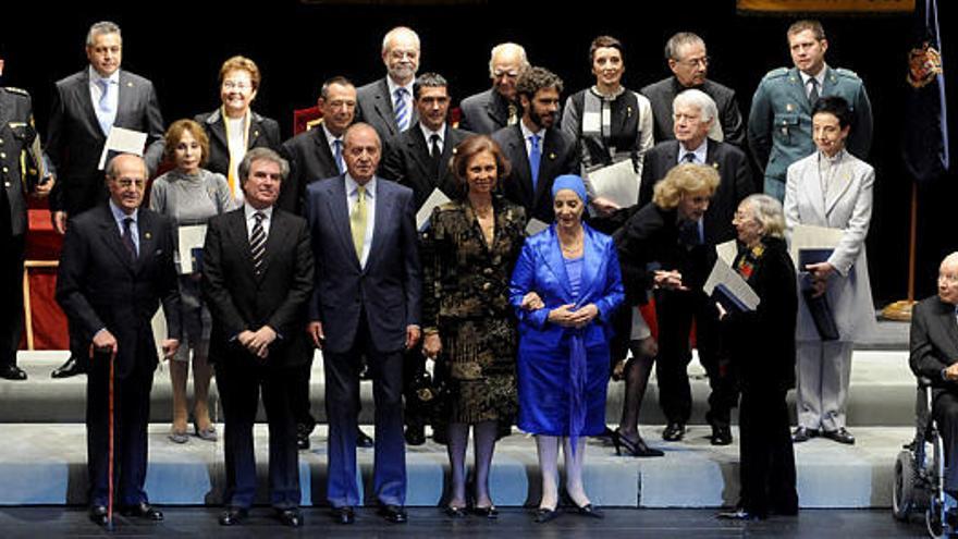 El Rey Juan Carlos acompañado de la Reina Sofía posan junto a los galardonados con el Oro al Mérito en las Bellas Artes en el Teatro Colón de A Coruña.