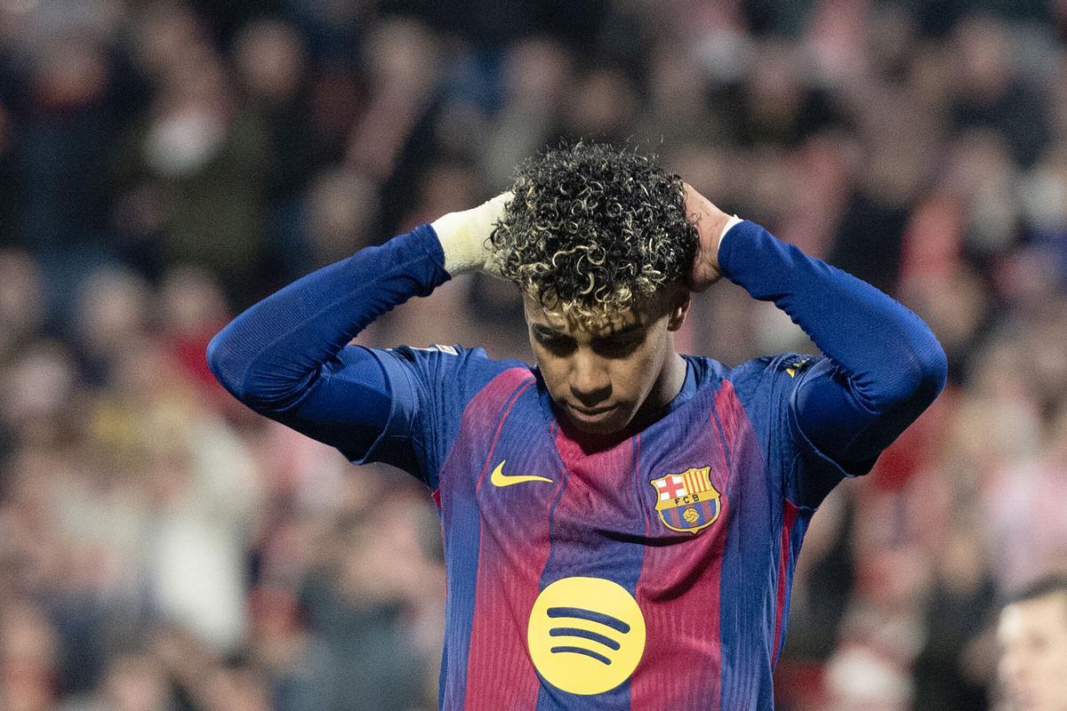 Lamine Yamal se lleva las manos a la cabeza tras fallar el penalti de la primera parte durante el partido de Liga entre el Girona y el FC Barcelona en Montilivi.