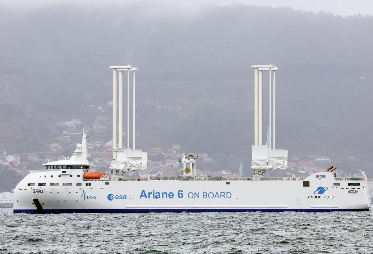 El barco mercante híbrido francés Canopée, refugiado en la Ría por el temporal