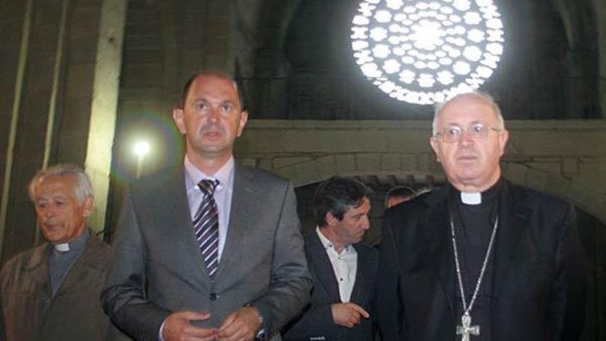 Un momento de la visita al monasterio para firmar el convenio de colaboración, ayer.  //  J.L.Oubiña