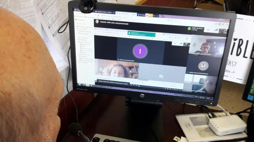 Director en un instituto de la provincia, en videoconferencia con el resto de profesores