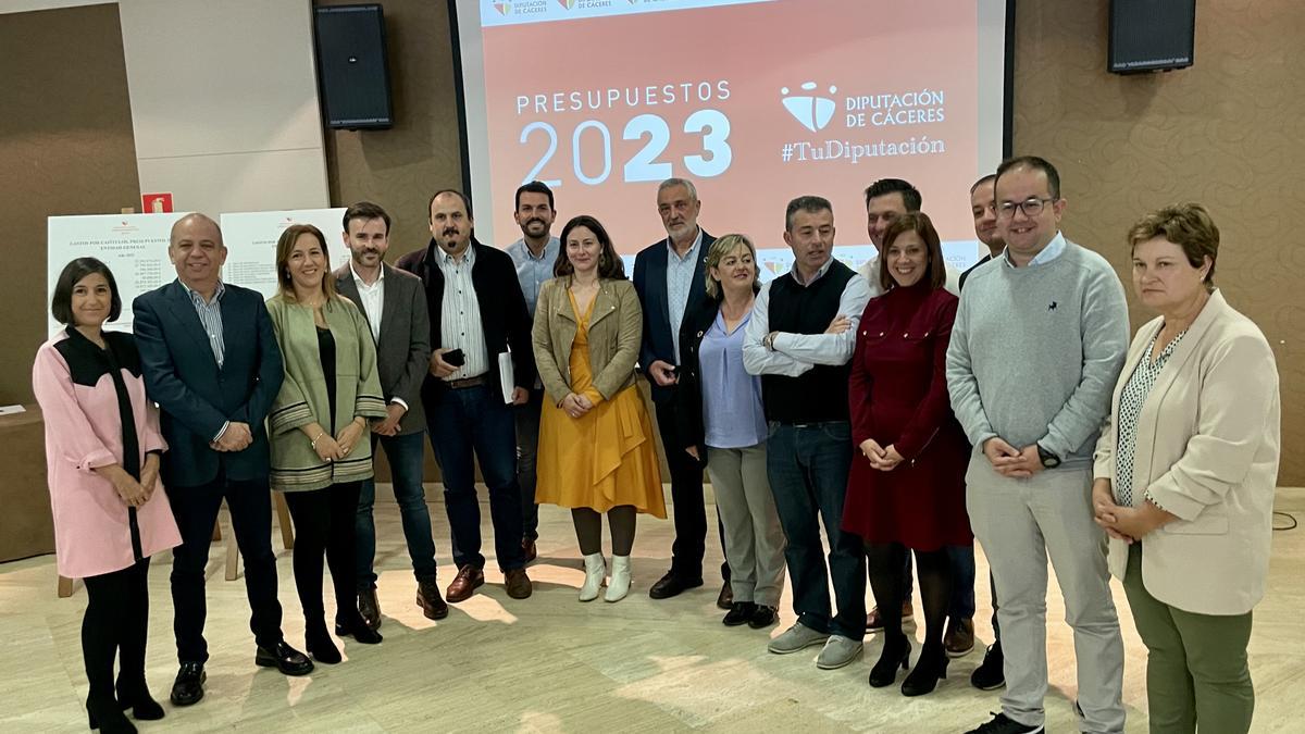 El equipo de Gobierno provincial, junto a algunos alcaldes, hoy en la presentación de los presupuestos.