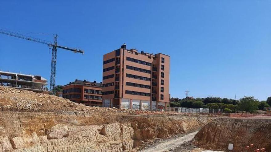 Alarma en Asturias por la falta de trabajadores para arreglar edificios: "Hay casos en los que se espera más de un año"