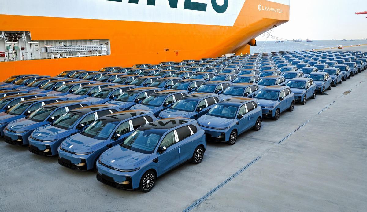 Modelos B10 de la china Leapmotor, socia de Stellantis, siendo embarcados hacia Europa.