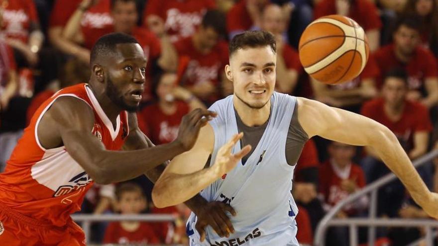 Ashley Hamilton (esquerra) durant el partit en què es va lesionar