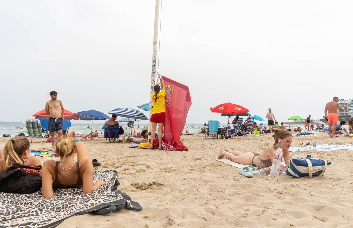 La alerta vacía el mar pero no el arenal del Postiguet
