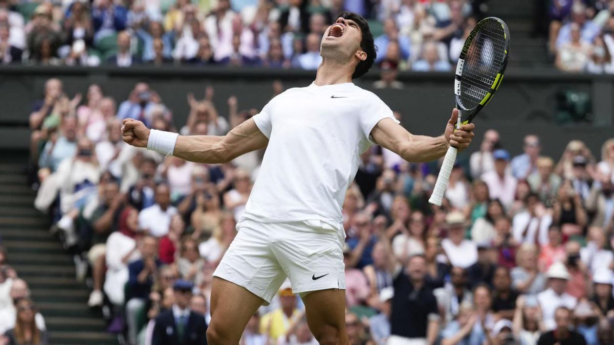 Alcaraz celebra la seva victòria d’ahir contra Medvédev a les semifinals de Wimbledon. | KIRSTY WIGGLESWORTH / AP