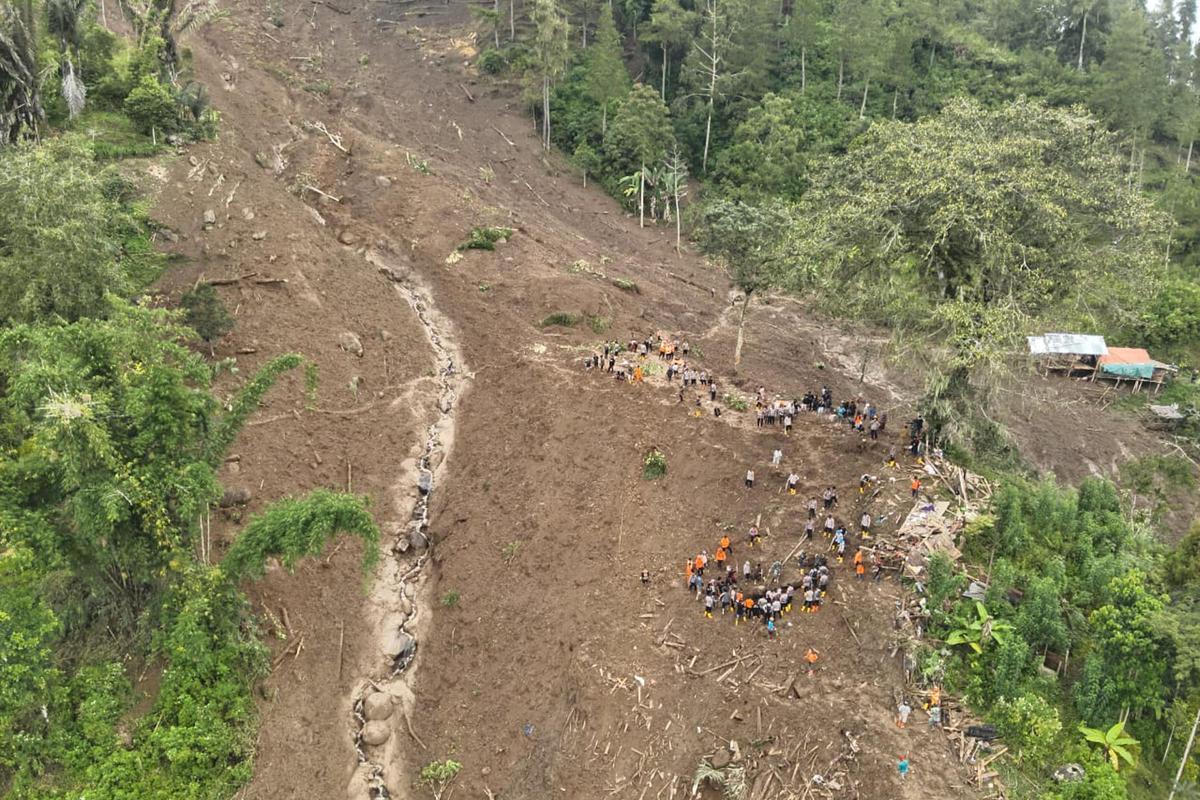 Mueren 19 personas por desprendimientos de tierra en Indonesia