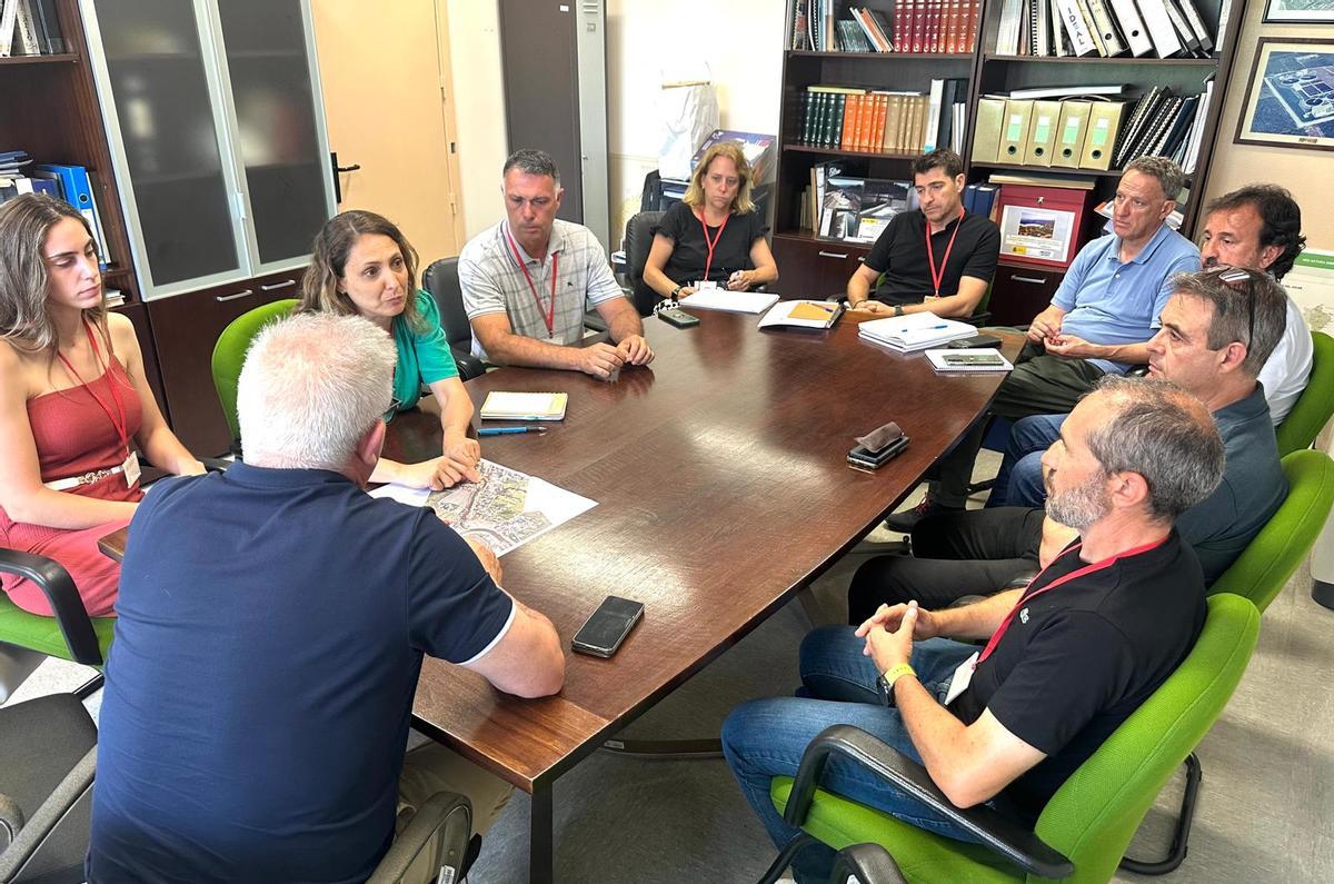 Reunión mantenida en julio entre losvecinos y la CHJ, con la presencia del concejal de Urbanismo de Torrent.