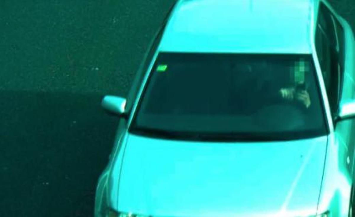 Trànsit comença a sancionar els conductors que utilitzen el mòbil gràcies a la intel·ligència artificial