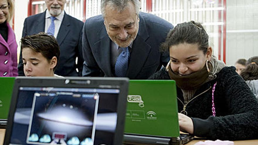 Griñán, durante una visita a una escuela sevillana, en la que entregó los portátiles a los estudiantes.