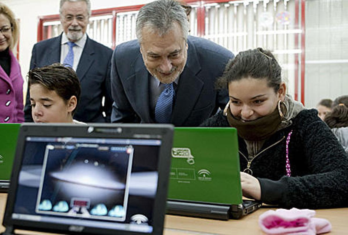 Griñán, durante una visita a una escuela sevillana, en la que entregó los portátiles a los estudiantes.