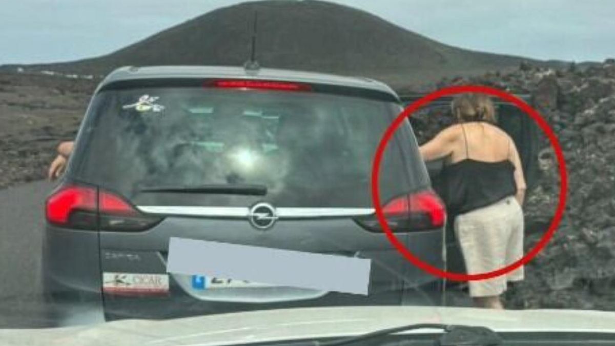 Turista orina en el entorno del Parque Nacional de Timanfaya