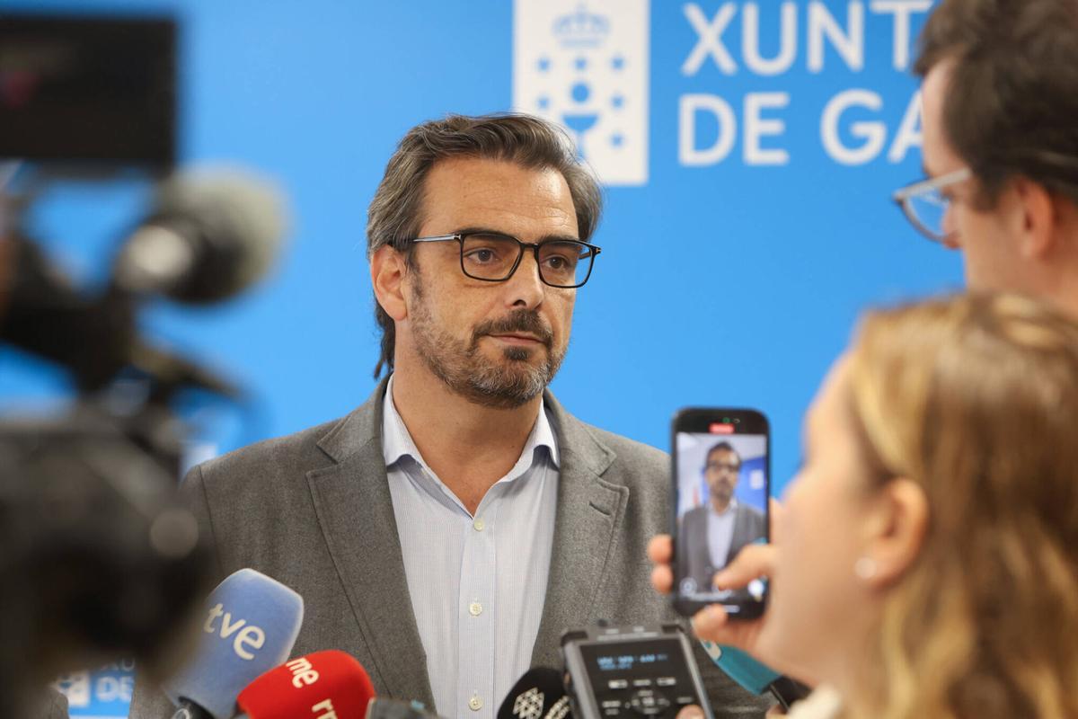 FARO SANTIAGO. EL CONSELLEIRO DE PRESIDENCIA DIEGO CALVO REALIZA UNAS DECLARACIONES SOBRE EL ANUNCIO DE RYANAIR DE LA ELIMINACION DE FRECUENCIAS Y DESTINOS EN GALICIA. XOAN ALVAREZ