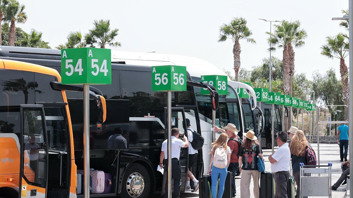 Colas entre el transporte de viajeros a la salida del aeropuerto Tenerife Sur, este sábado