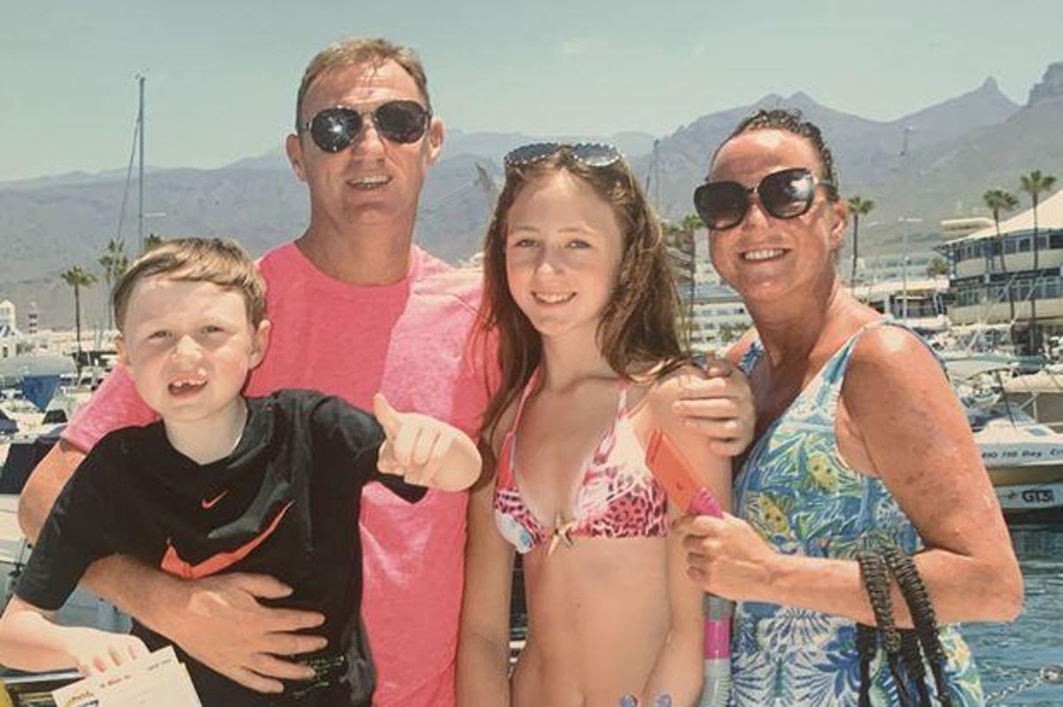 Emma Hickey con su familia en Tenerife