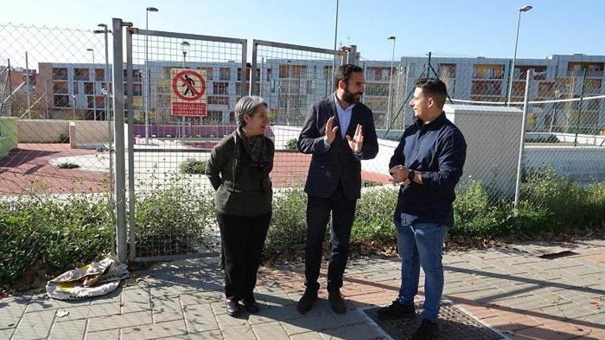 Daniel Pérez, María del Carmen Sánchez y un vecino de la zona.