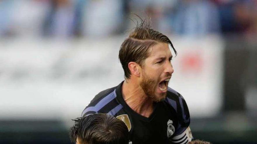 Cristiano, entre Ramos, Morata y Lucas, tras marcar en Vigo.