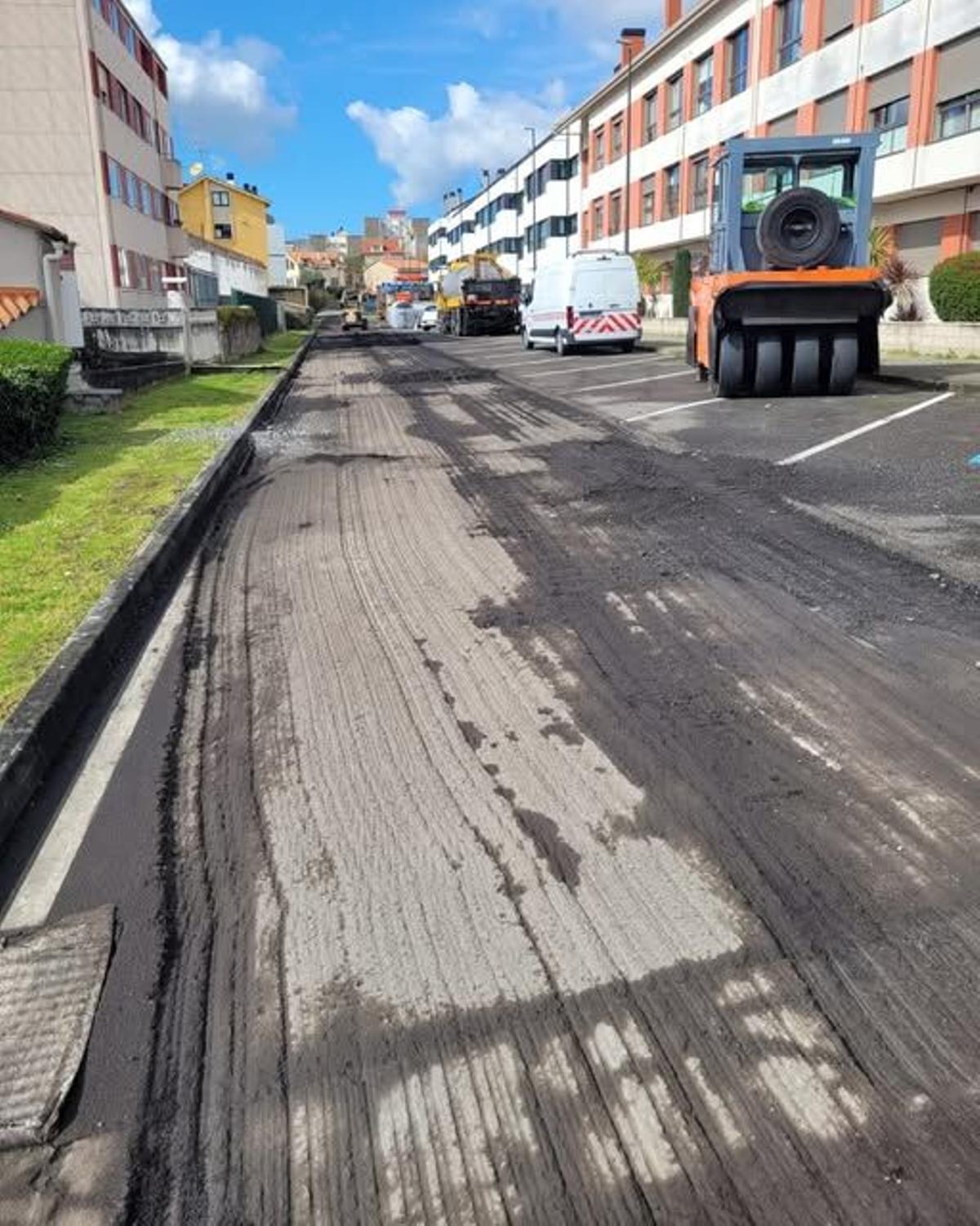 Obras de asfaltado en la calle Lucín, en Perillo (Oleiros).