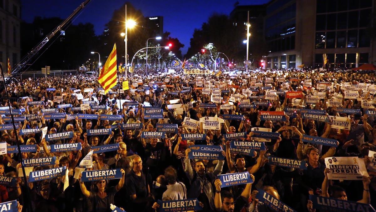 La concentració per la llibertat dels Jordis per la Diagonal des de Gràcia a Francesc Macià.