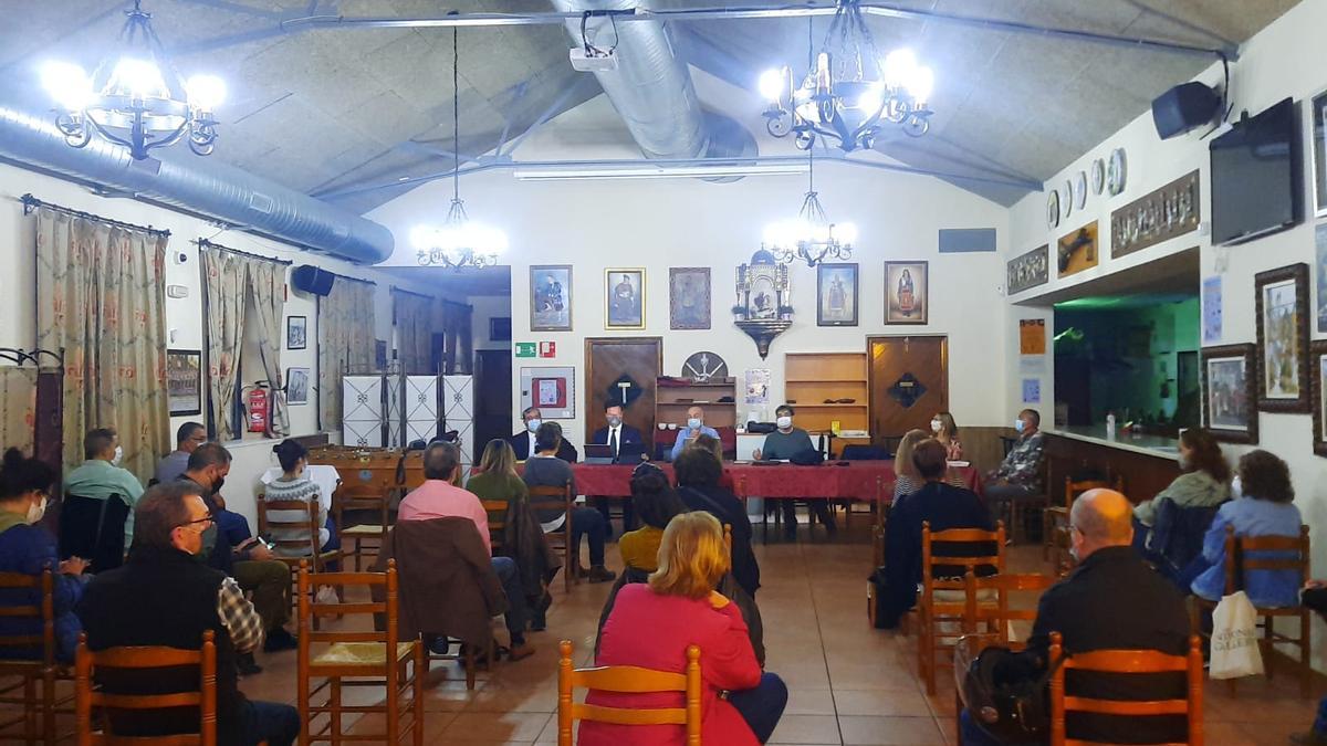 Asamblea de la asociación de familiares de los fallecidos por coronavirus en el geriátrico de Alcoy realizada el jueves.