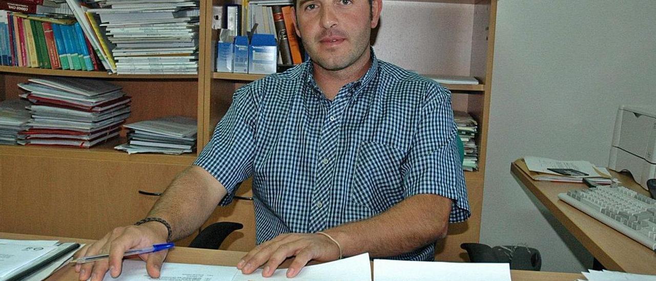 El alcalde de Carbajales de Alba, Roberto Fuertes Gervás, en su despacho.