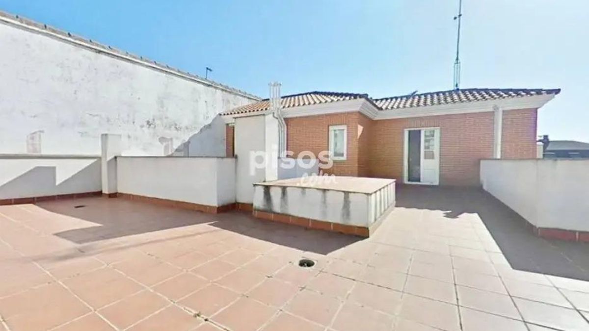 Amplia terraza del piso a la venta en Los Bloques.
