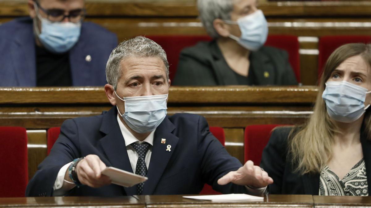 El 'conseller' de Educació, Josep González-Cambray, en el hemiciclo del Parlament.