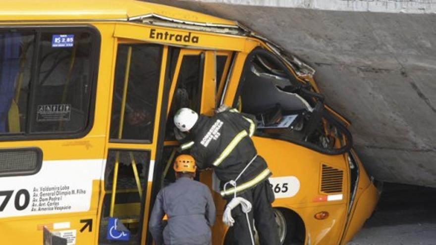 El derrumbe de un puente de Belo Horizonte pone en trance Brasil