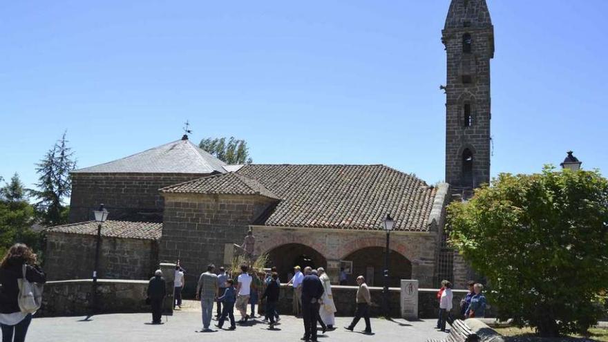 Un grupo de personas durante una celebración religiosa en Mombuey.