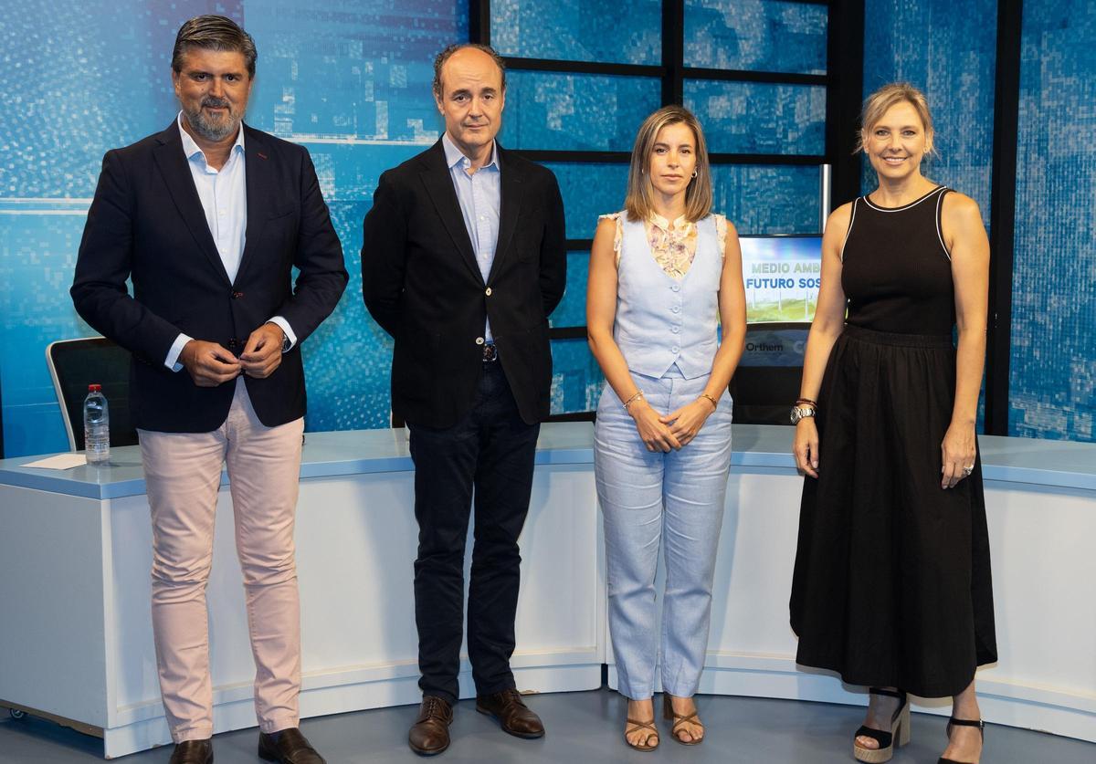 Imagen de los protagonistas del encuentro Joaquín Mas Belso, José Luis Durán y Nerea López junto con Victoria Ferrá, quien moderó y presentó el acto.