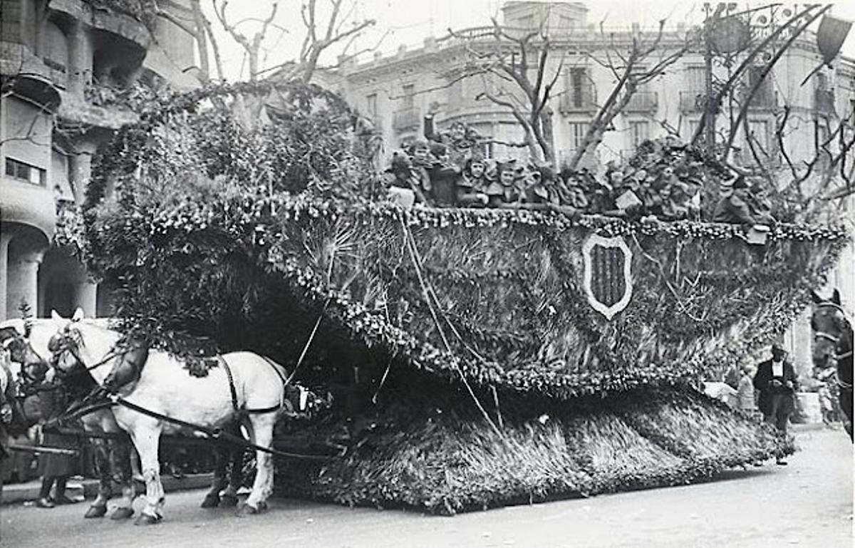 Carroza "Roselles", con participantes disfrazados, en "La Rua" del paseo de Gràcia. 28 de febrero de 1933. Foto: Pérez de Rozas