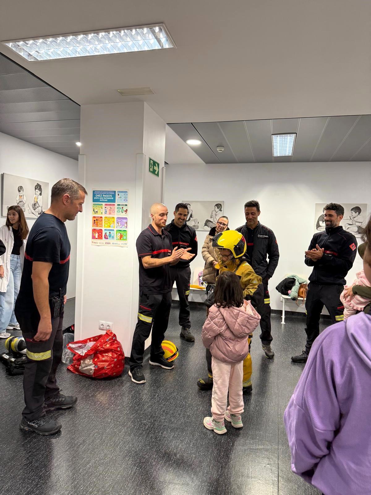 Los Bomberos de Elche compartieron unas horas con los más pequeños del Hospital del Vinalopó