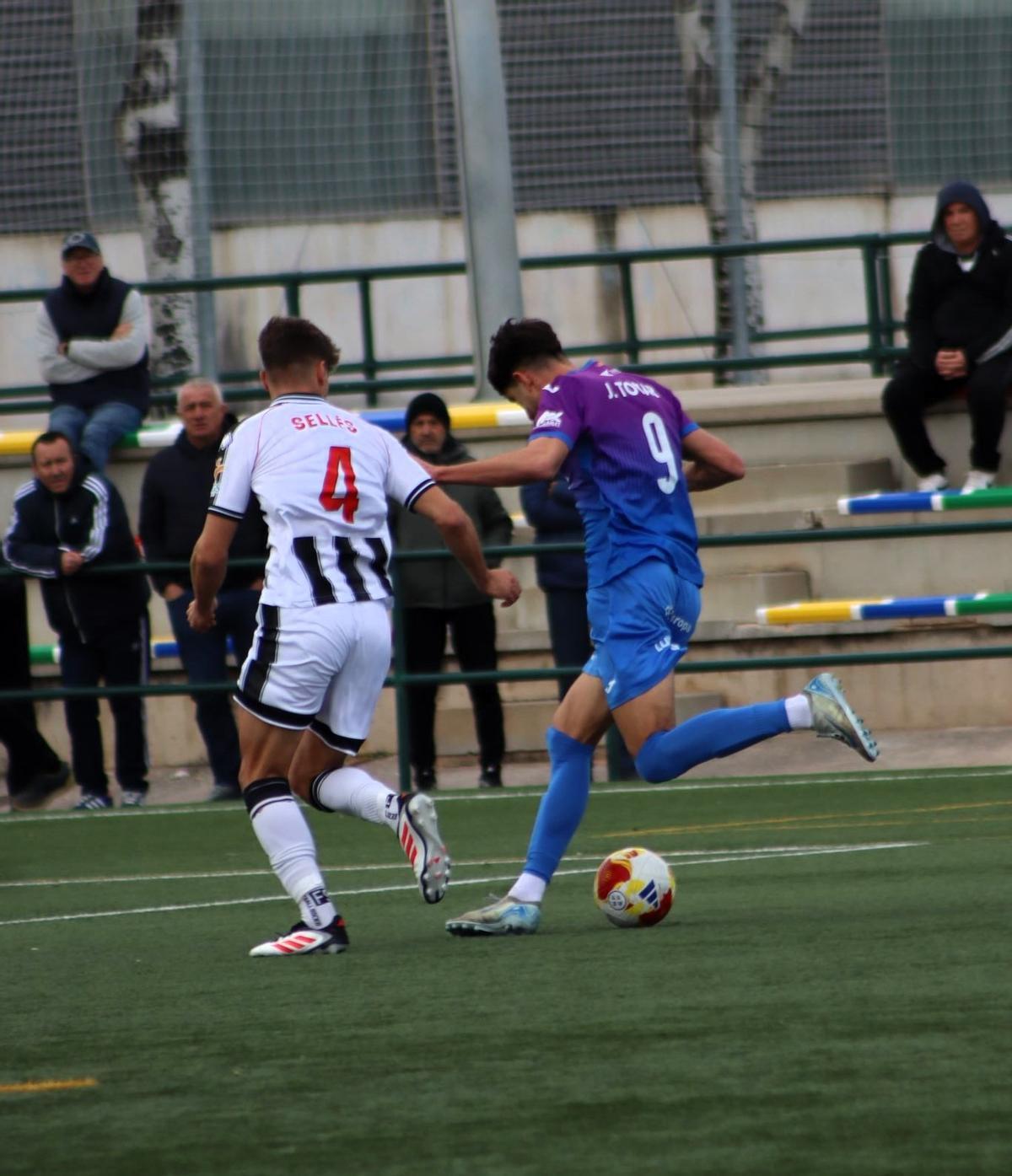 Tovar intenta zafarse de un defensa del Castellón B