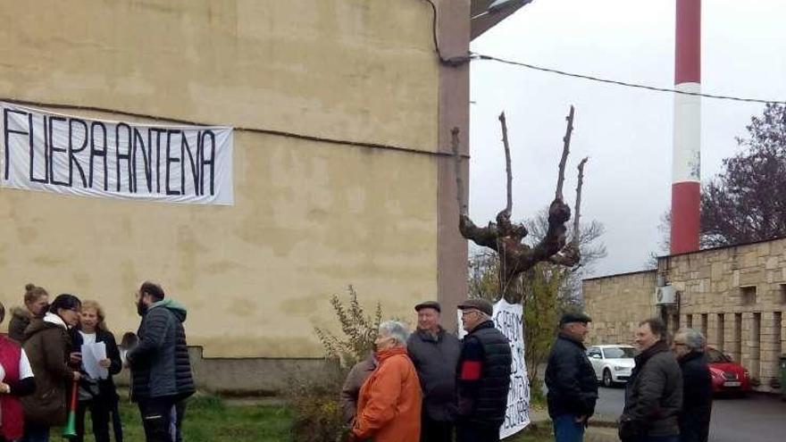 Vecinos en una de las protestas por la ubicación de la antena.