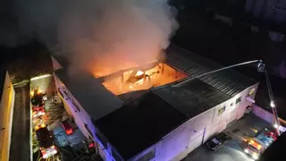 El incendio en la nave de Cosméticos Anfer en Bergondo se reaviva de madrugada