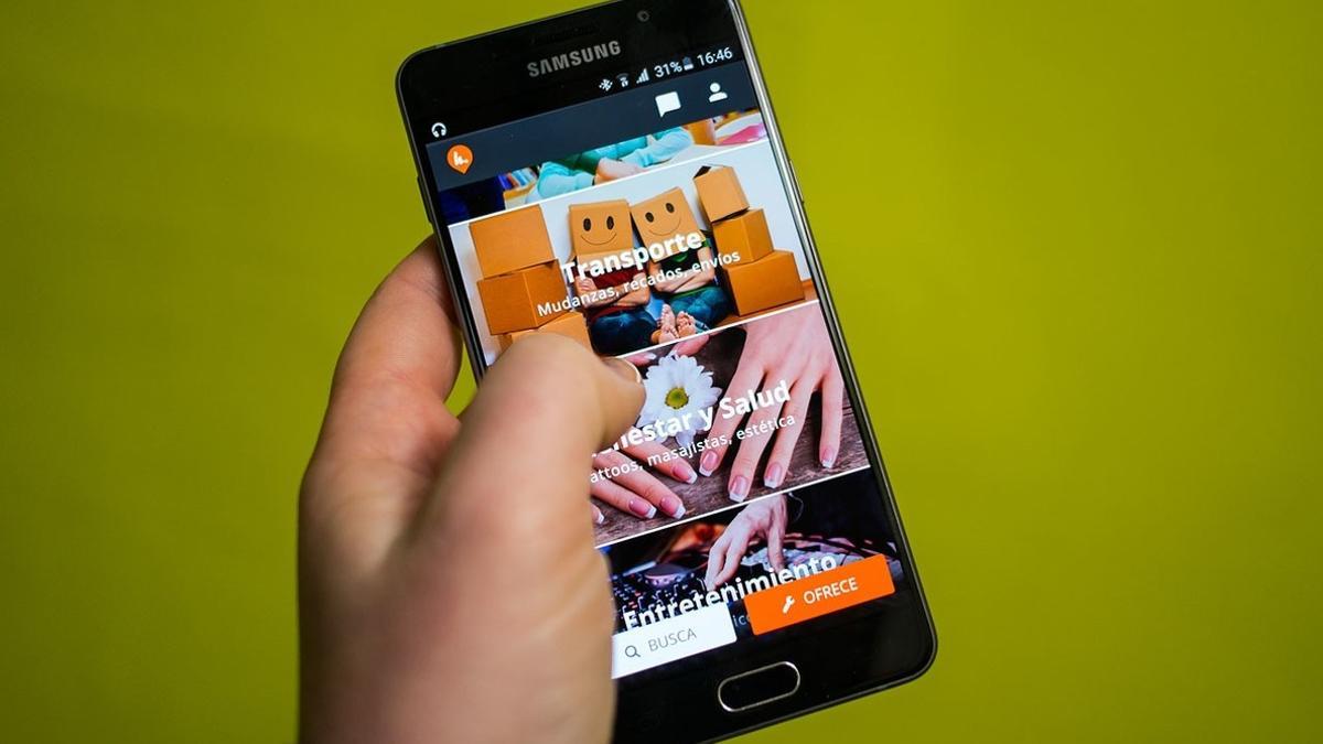 Un usuario consulta en su smartphone apps de economía colaborativa.