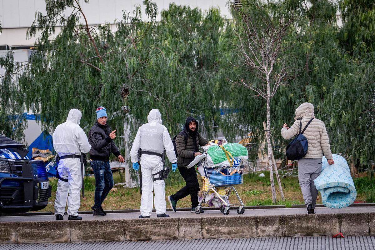 Barcelona desaloja el campamento de la Zona Franca Barcelona desaloja el campamento de la Zona Franca