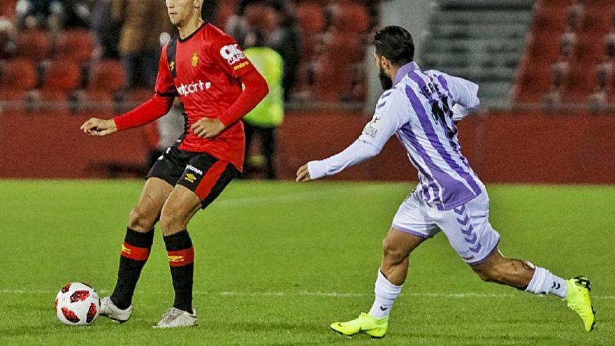 El debutante Pablo Ramón controla el balón ante el goleador Verde.