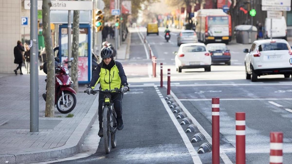 El nuevo carril bici de Sant Antoni Maria Claret, a la altura del paseo Maragall.