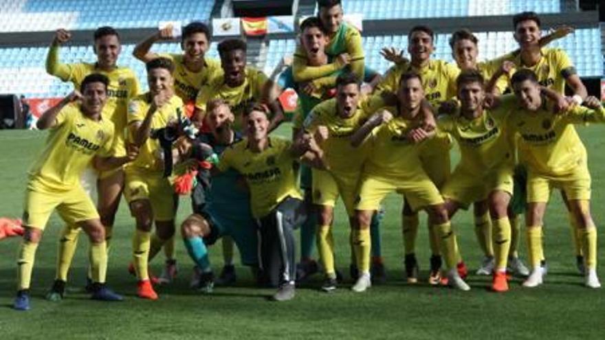 Los jugadores del Villarreal celebraron el triunfo sobre el césped de Balaídos.