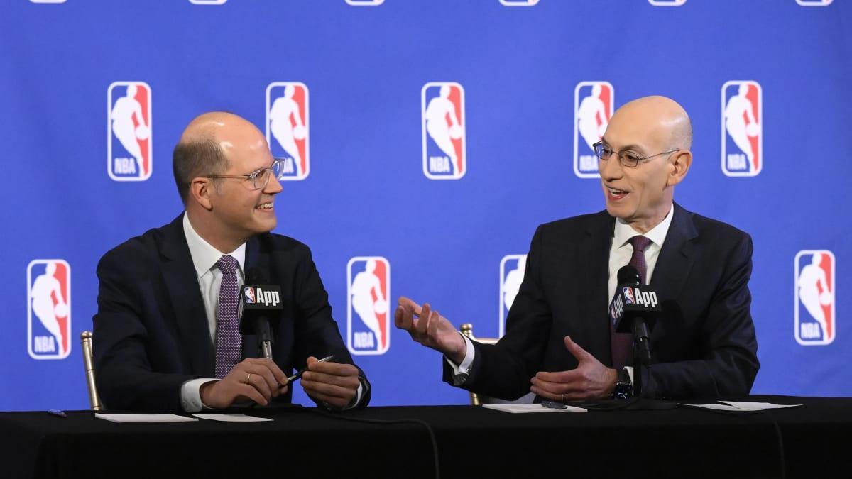 El secretario general de la FIBA, Andreas Zagklis, y el comisionado de la NBA, Adam Silver