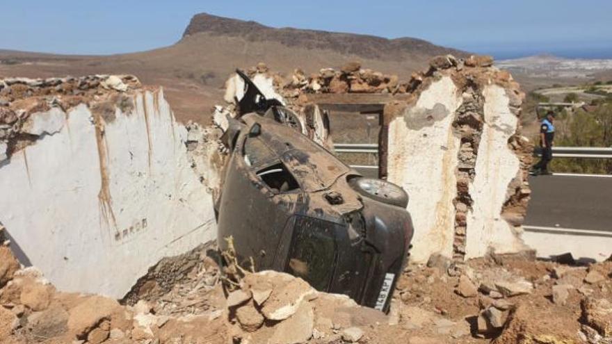 Vuelco aparatoso de un coche en Santa Lucía de Tirajana